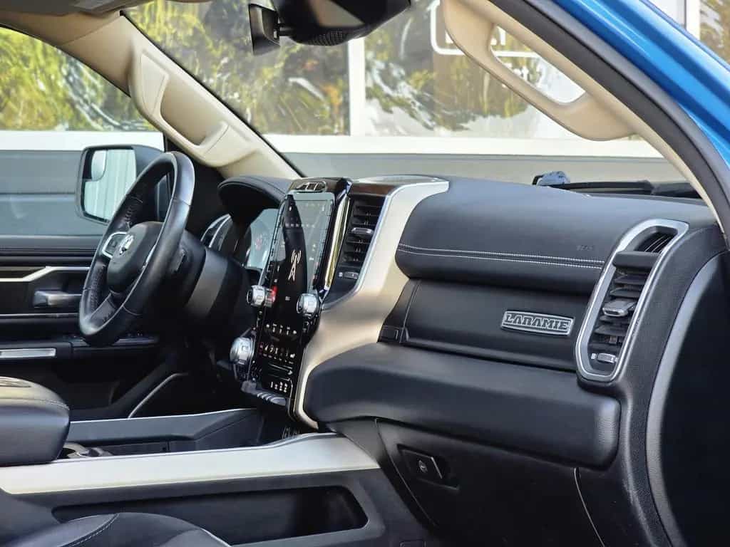 Dodge RAM 1500 5.7 4x4 Laramie Pano LED 12´´ El. Steps 06/2021-photo-33