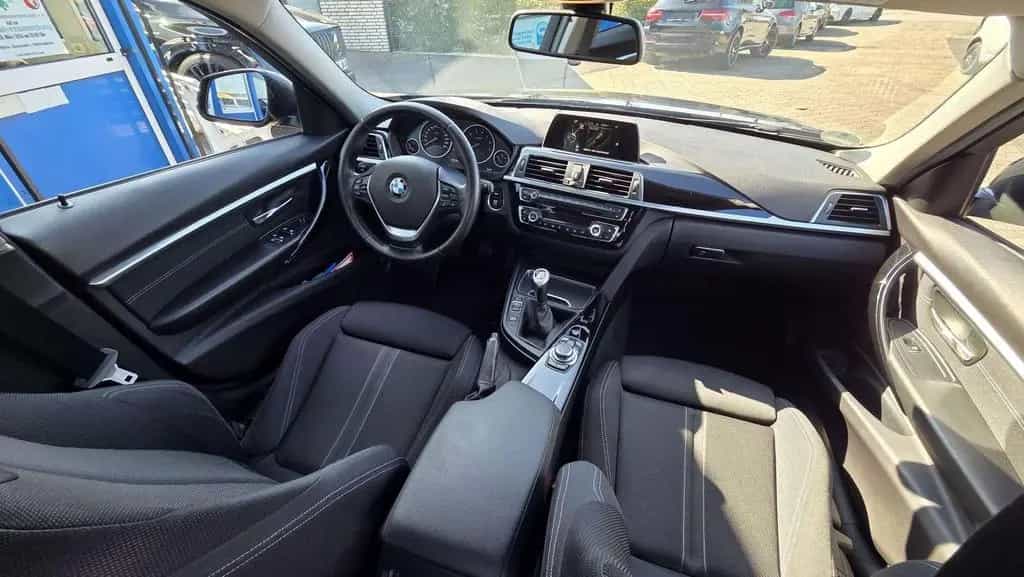 BMW 3 Series 318 318 i Sport Line Anhängerkupplung Navi LED 02/2016-photo-4