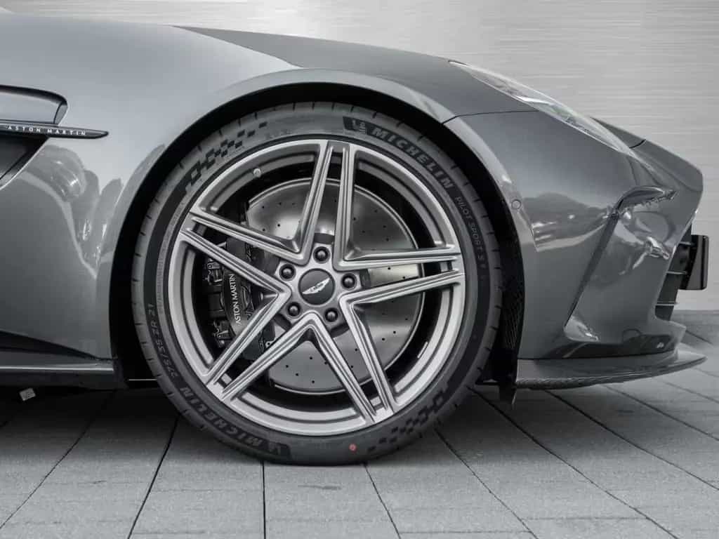 Aston Martin V8 Vantage 07/2025-photo-3