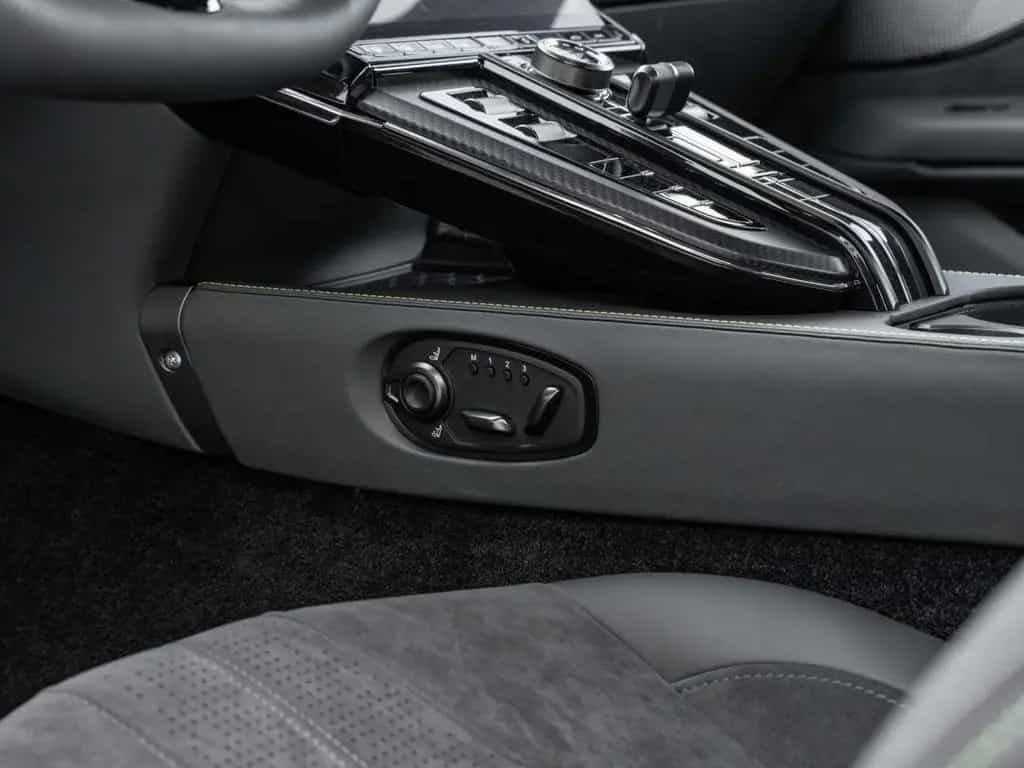 Aston Martin V8 Vantage 07/2025-photo-40