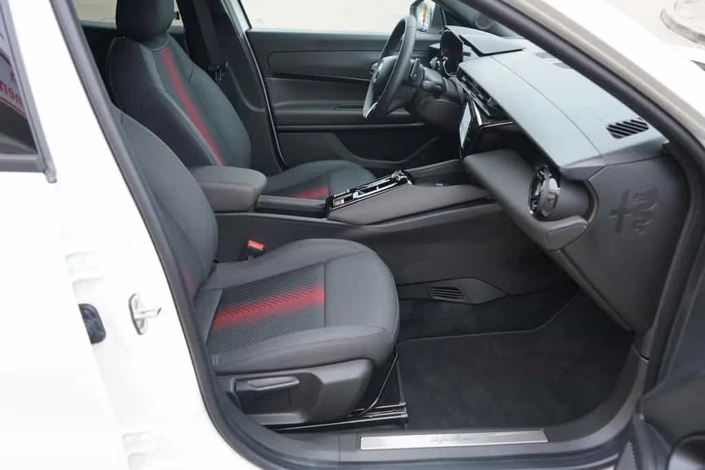 Alfa Romeo Junior Ibrida Speciale 1.2 VGT mHev Matrix ACC 06/2025-photo-34
