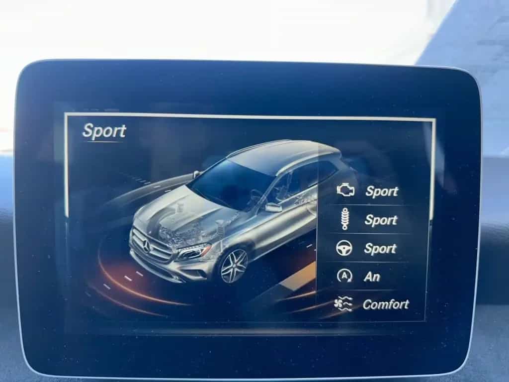 Mercedes-Benz GLA 200 7G-DCT AMG Line 05/2017-photo-15