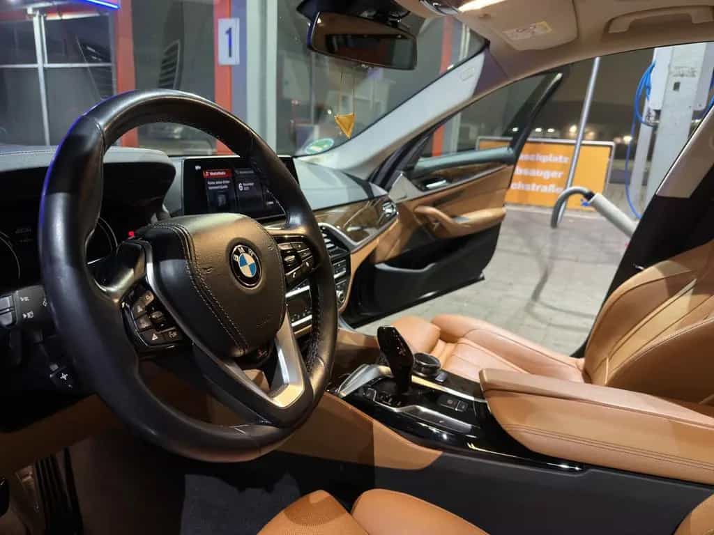 BMW 5 Series 540i xDrive Touring 11/2017-photo-10