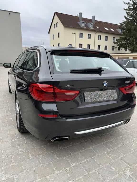 BMW 5 Series 540i xDrive Touring 11/2017-photo-3