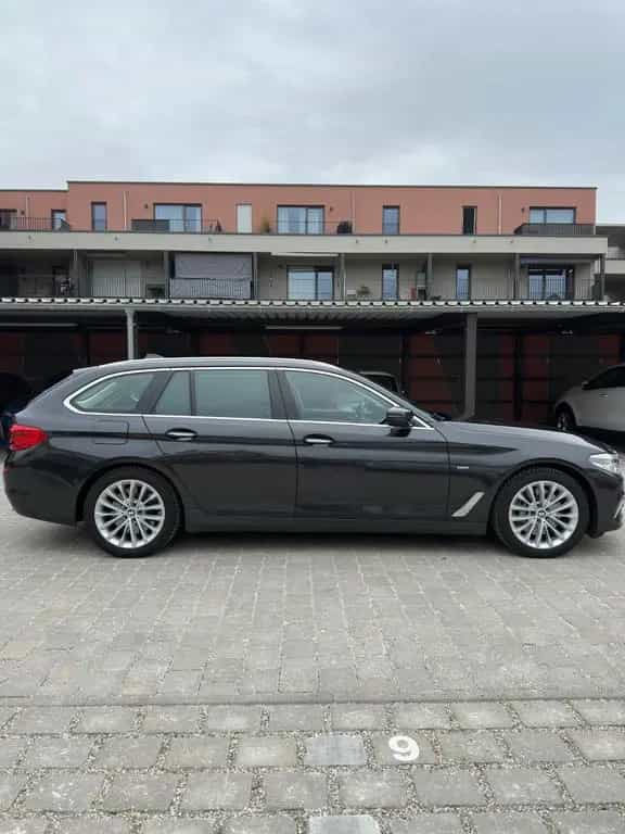 BMW 5 Series 540i xDrive Touring 11/2017-photo-5