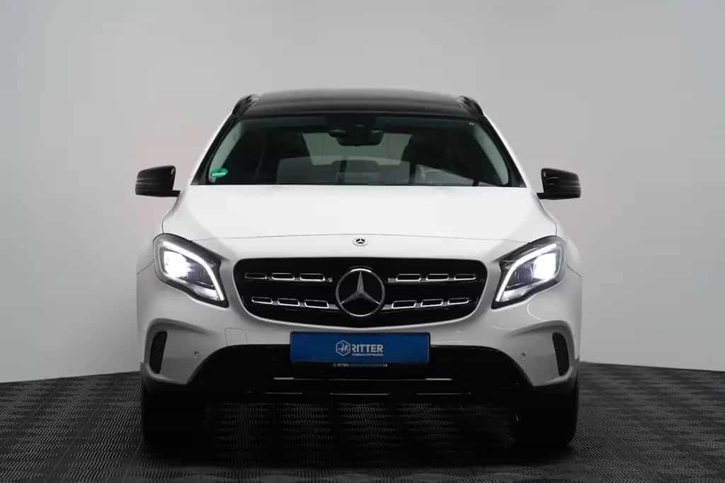 Mercedes-Benz GLA 200 AMG LED PANO PDC AHK NAVI Keyless 10/2018-photo-1