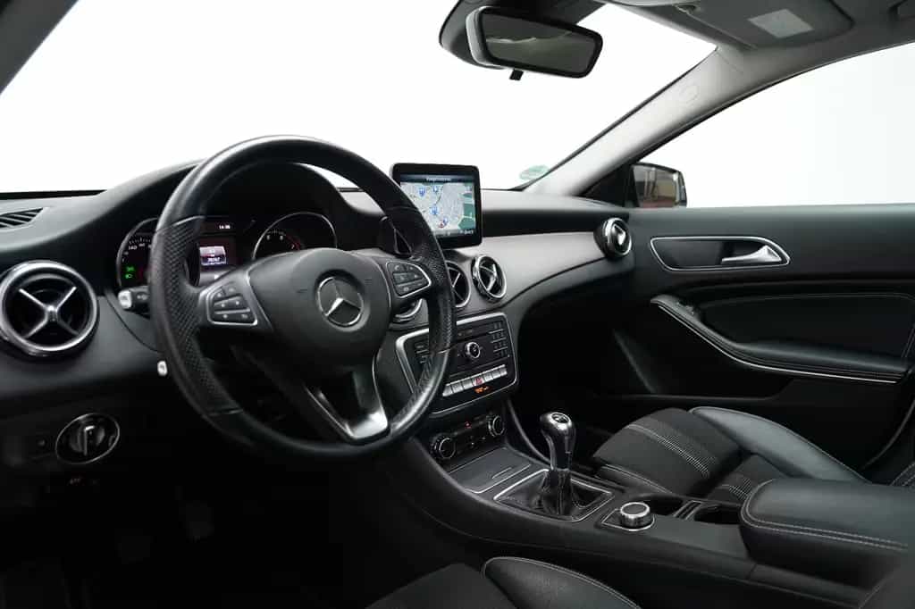 Mercedes-Benz GLA 200 AMG LED PANO PDC AHK NAVI Keyless 10/2018-photo-16