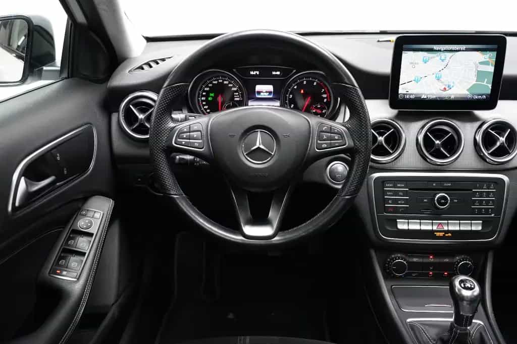 Mercedes-Benz GLA 200 AMG LED PANO PDC AHK NAVI Keyless 10/2018-photo-17
