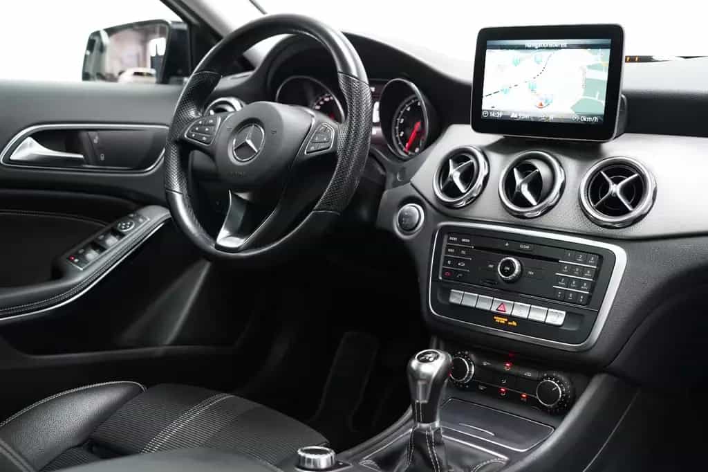 Mercedes-Benz GLA 200 AMG LED PANO PDC AHK NAVI Keyless 10/2018-photo-19