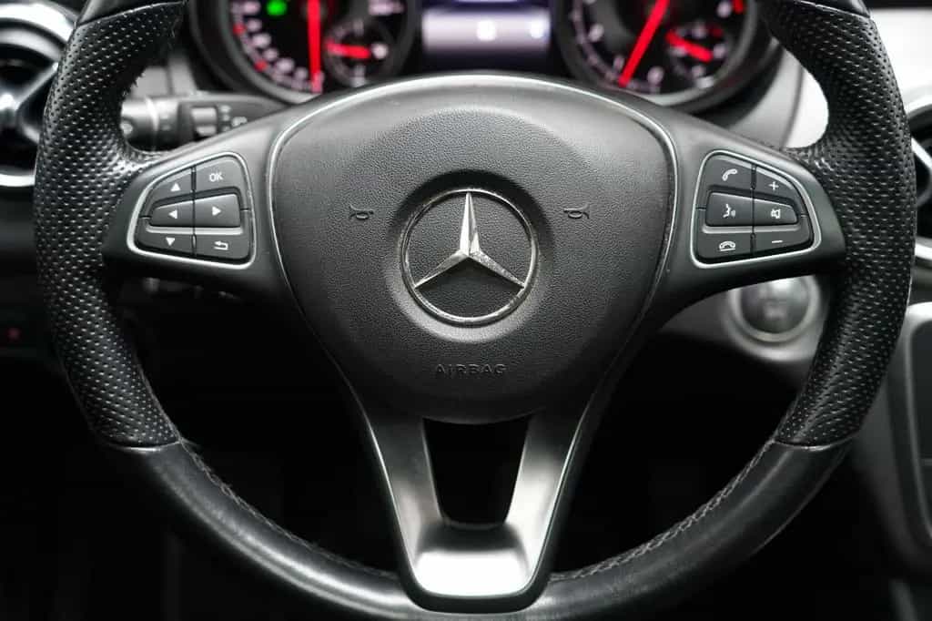 Mercedes-Benz GLA 200 AMG LED PANO PDC AHK NAVI Keyless 10/2018-photo-27
