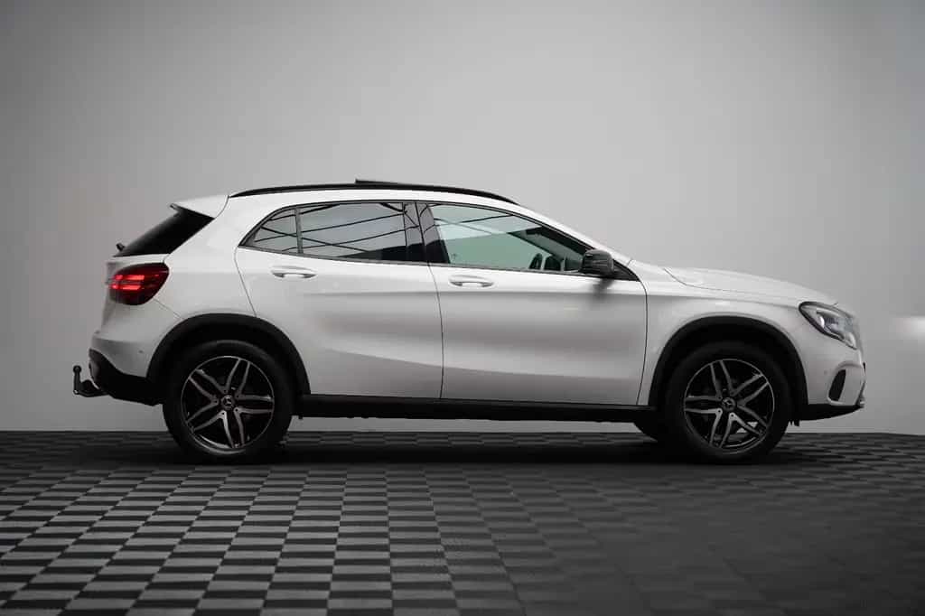 Mercedes-Benz GLA 200 AMG LED PANO PDC AHK NAVI Keyless 10/2018-photo-3