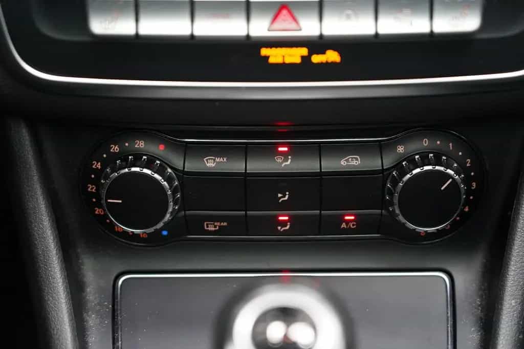 Mercedes-Benz GLA 200 AMG LED PANO PDC AHK NAVI Keyless 10/2018-photo-32