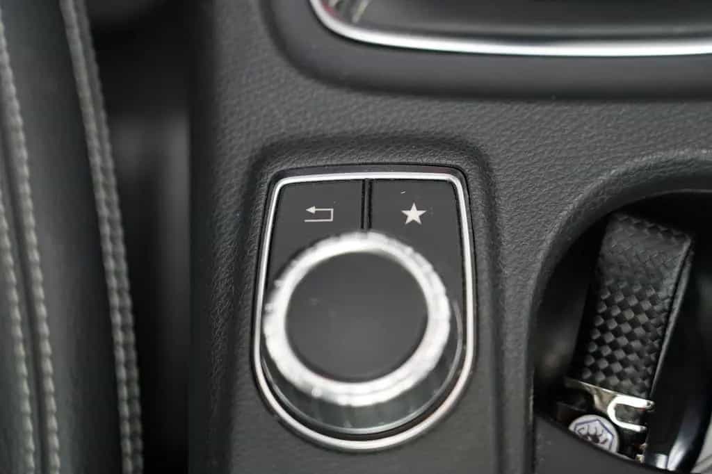 Mercedes-Benz GLA 200 AMG LED PANO PDC AHK NAVI Keyless 10/2018-photo-34