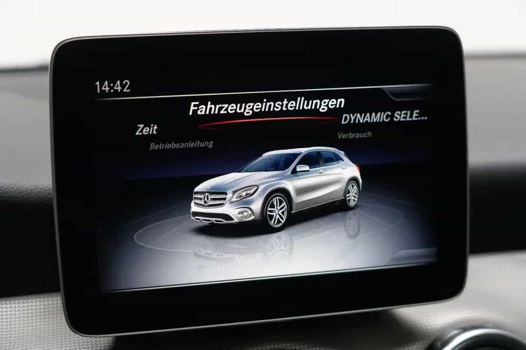 Mercedes-Benz GLA 200 AMG LED PANO PDC AHK NAVI Keyless 10/2018-photo-37