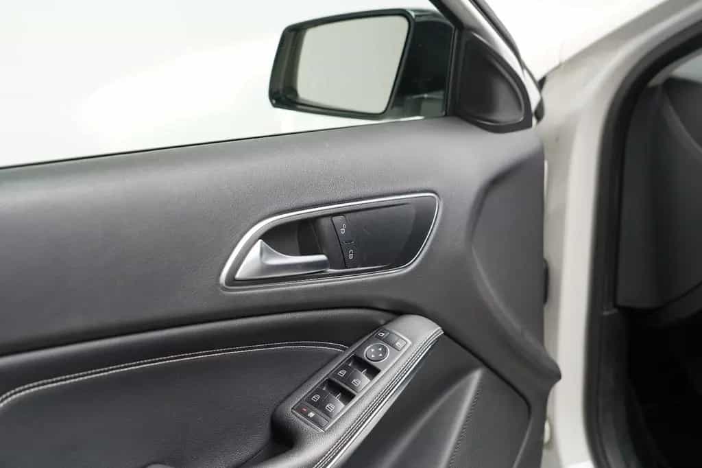 Mercedes-Benz GLA 200 AMG LED PANO PDC AHK NAVI Keyless 10/2018-photo-40