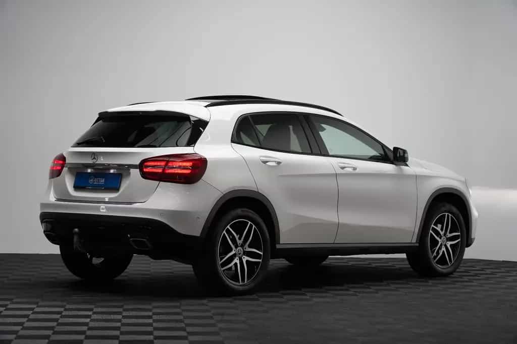 Mercedes-Benz GLA 200 AMG LED PANO PDC AHK NAVI Keyless 10/2018-photo-7