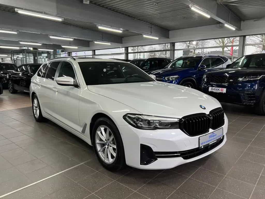 BMW 5 Series 520 d Touring AMB+AHK+DAP+HuD+Pano+HaKa+SH+MEM 02/2023-photo-1