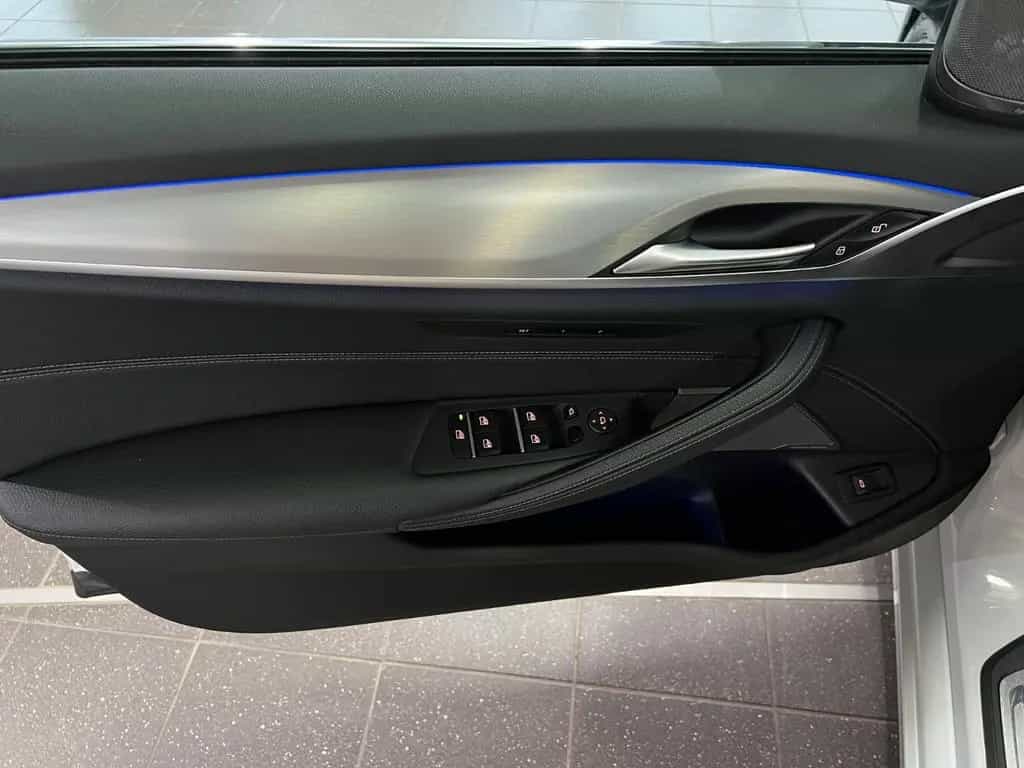 BMW 5 Series 520 d Touring AMB+AHK+DAP+HuD+Pano+HaKa+SH+MEM 02/2023-photo-37