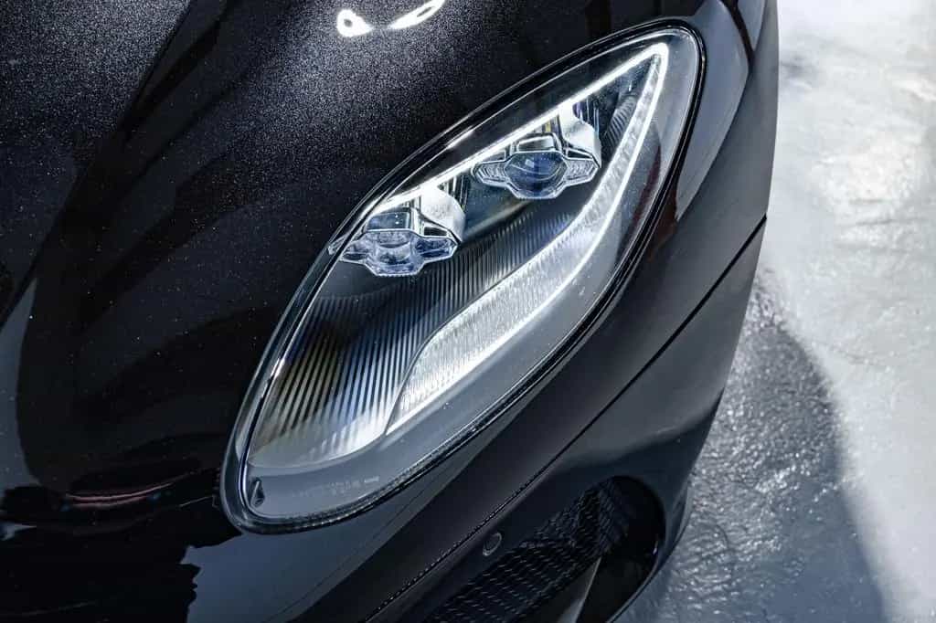 Aston Martin DBS Superleggera 10/2018-photo-3