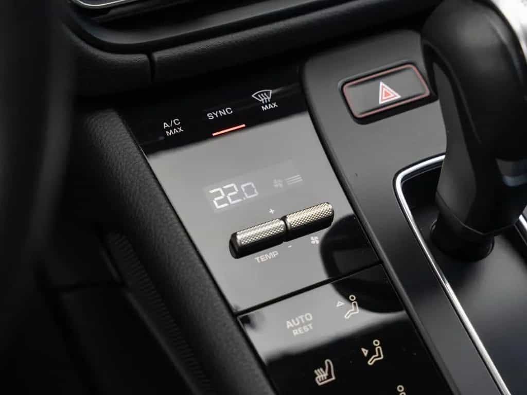 Porsche Macan Panorama Dachsystem LED-Hauptscheinwerfer 03/2024-photo-34
