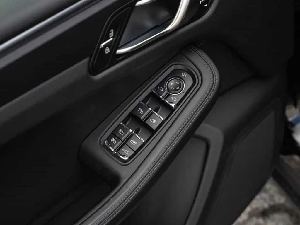 Porsche Macan Panorama Dachsystem LED-Hauptscheinwerfer 03/2024-photo-35