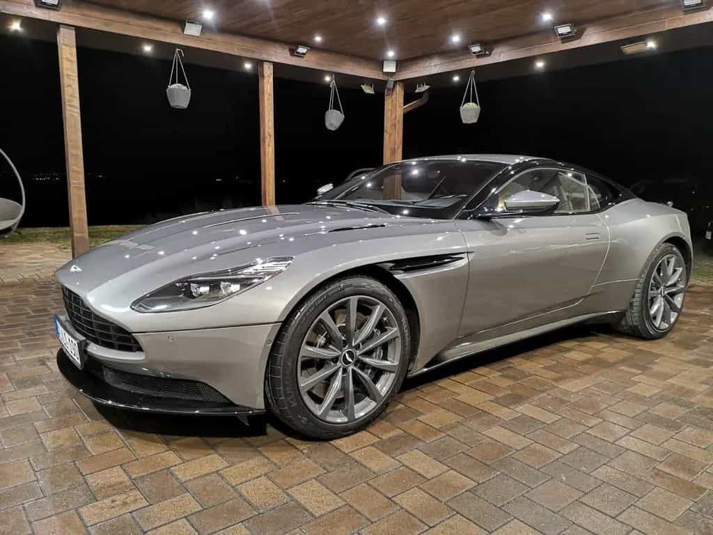 Aston Martin DB11 5.2 V12 01/2017-photo-1