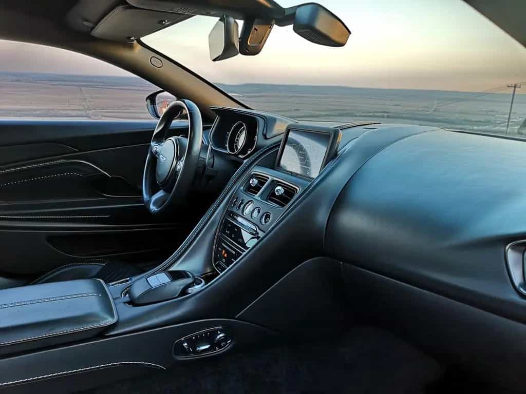 Aston Martin DB11 5.2 V12 01/2017-photo-17