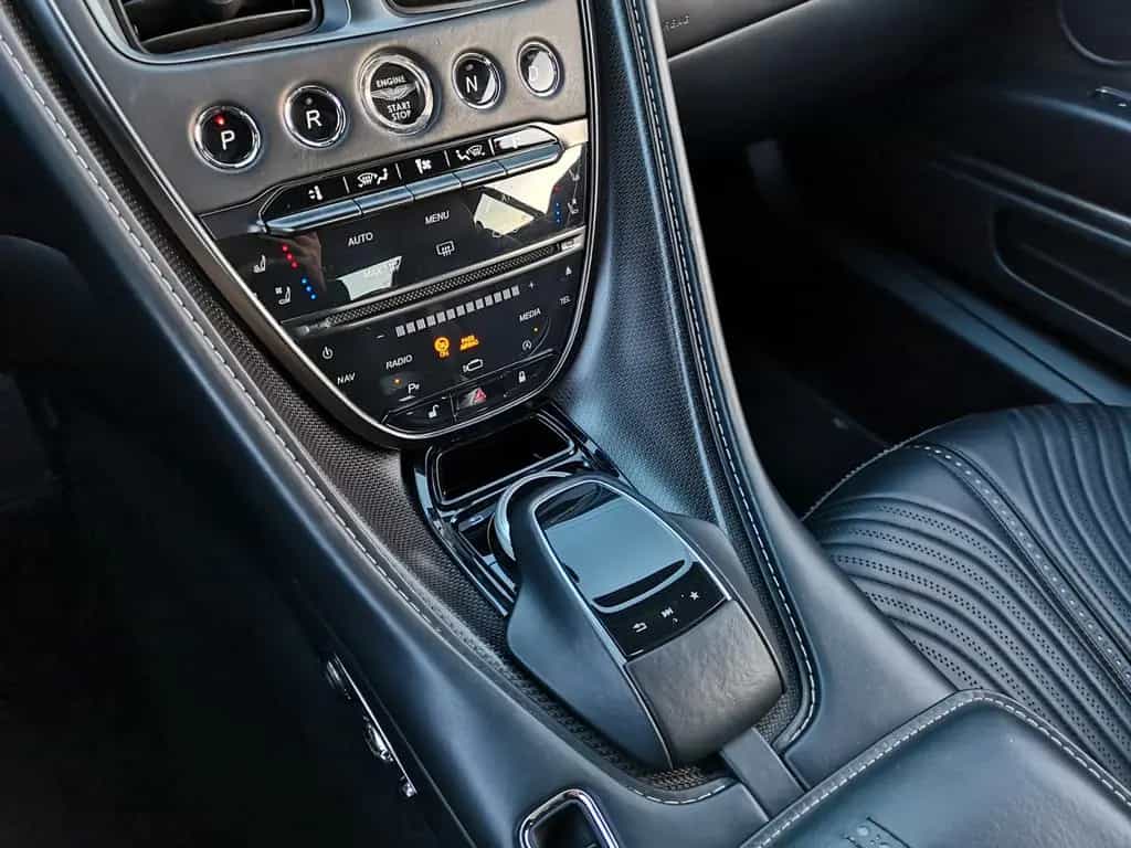 Aston Martin DB11 5.2 V12 01/2017-photo-23