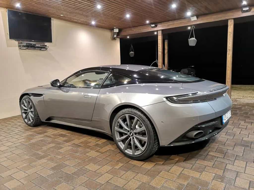 Aston Martin DB11 5.2 V12 01/2017-photo-8