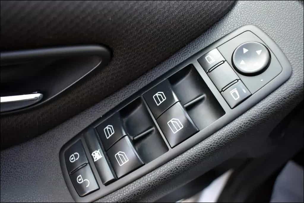 Mercedes-Benz A 200 Turbo Automatik TÜV-Neu Garantie 04/2008-photo-18