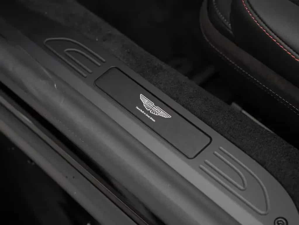 Aston Martin V8 Vantage null-photo-24