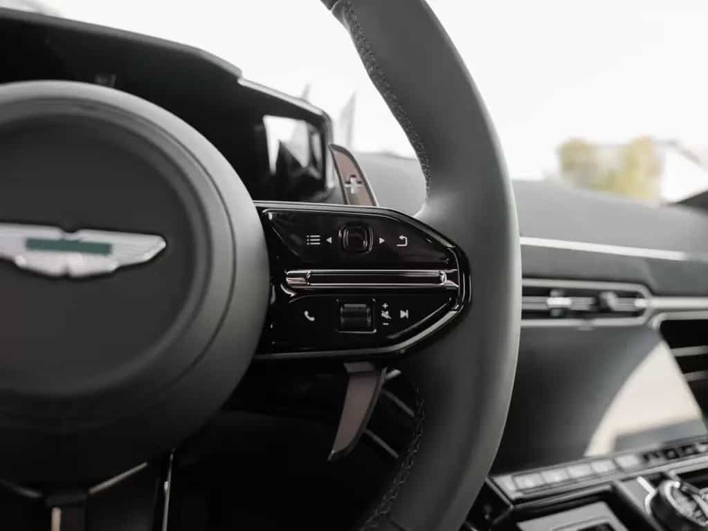 Aston Martin V8 Vantage null-photo-28
