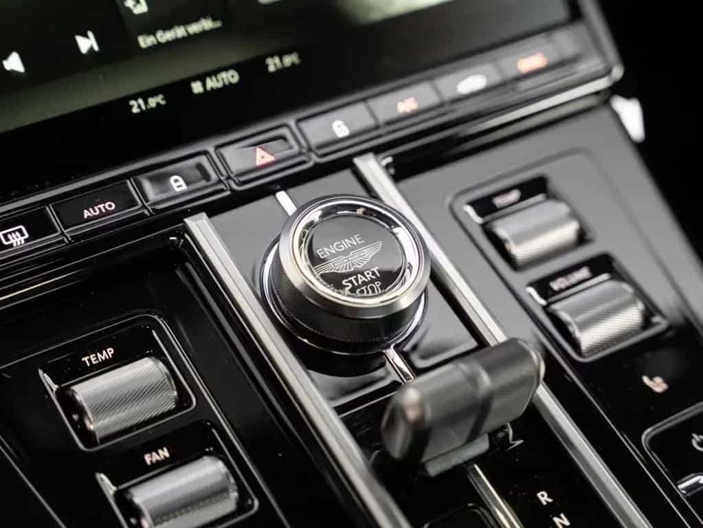Aston Martin V8 Vantage null-photo-32