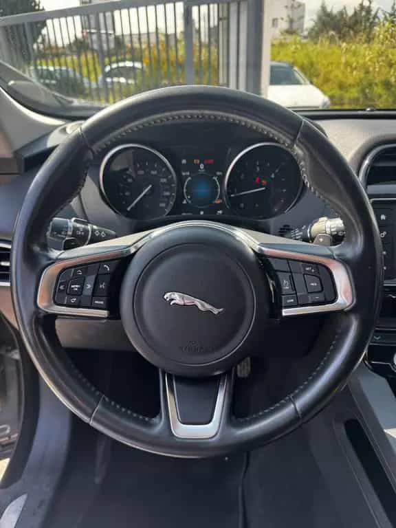 Jaguar F-Pace 2.0 D 180 CV AWD Portfolio 03/2018-photo-9