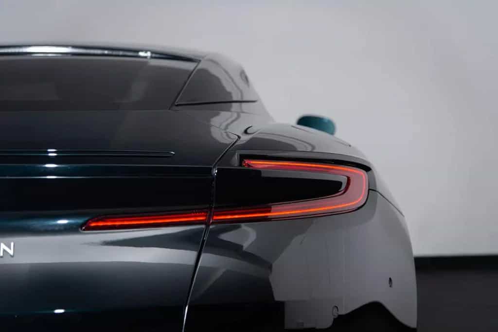 Aston Martin DB12 4.0 V8 08/2025-photo-19