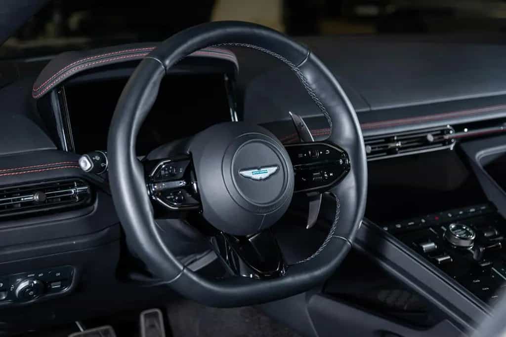 Aston Martin DB12 4.0 V8 08/2025-photo-24