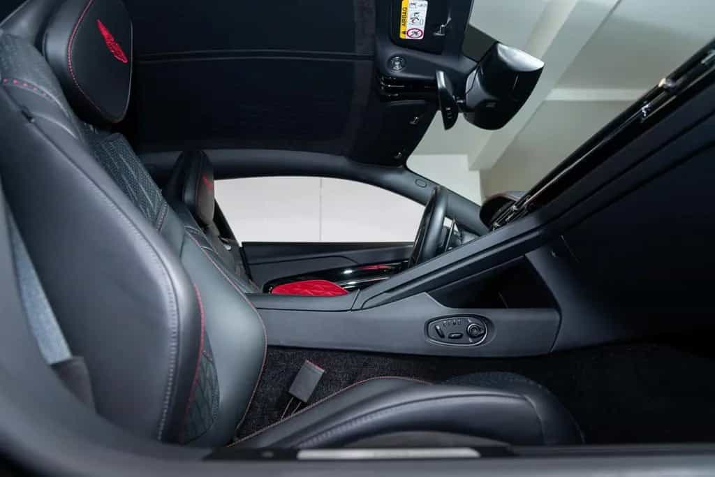 Aston Martin DB12 4.0 V8 08/2025-photo-28