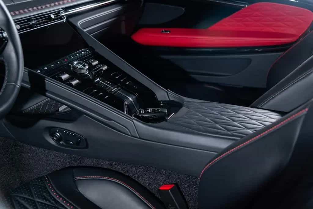 Aston Martin DB12 4.0 V8 08/2025-photo-31