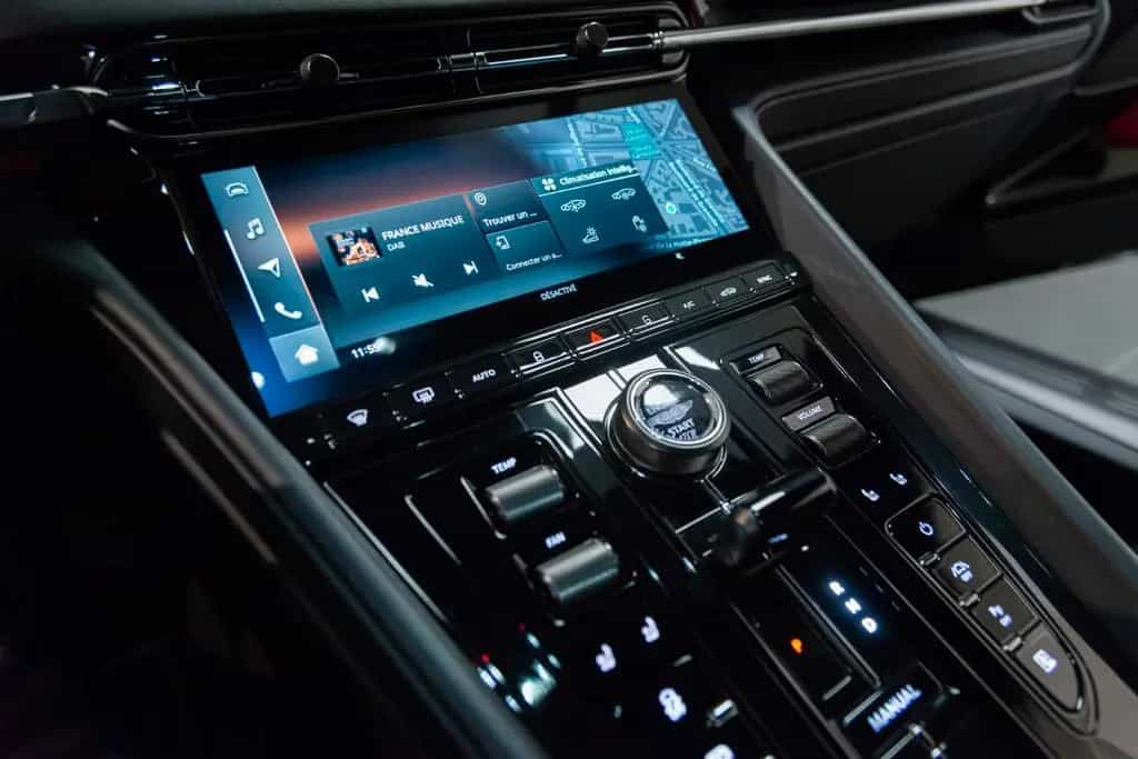 Aston Martin DB12 4.0 V8 08/2025-photo-36