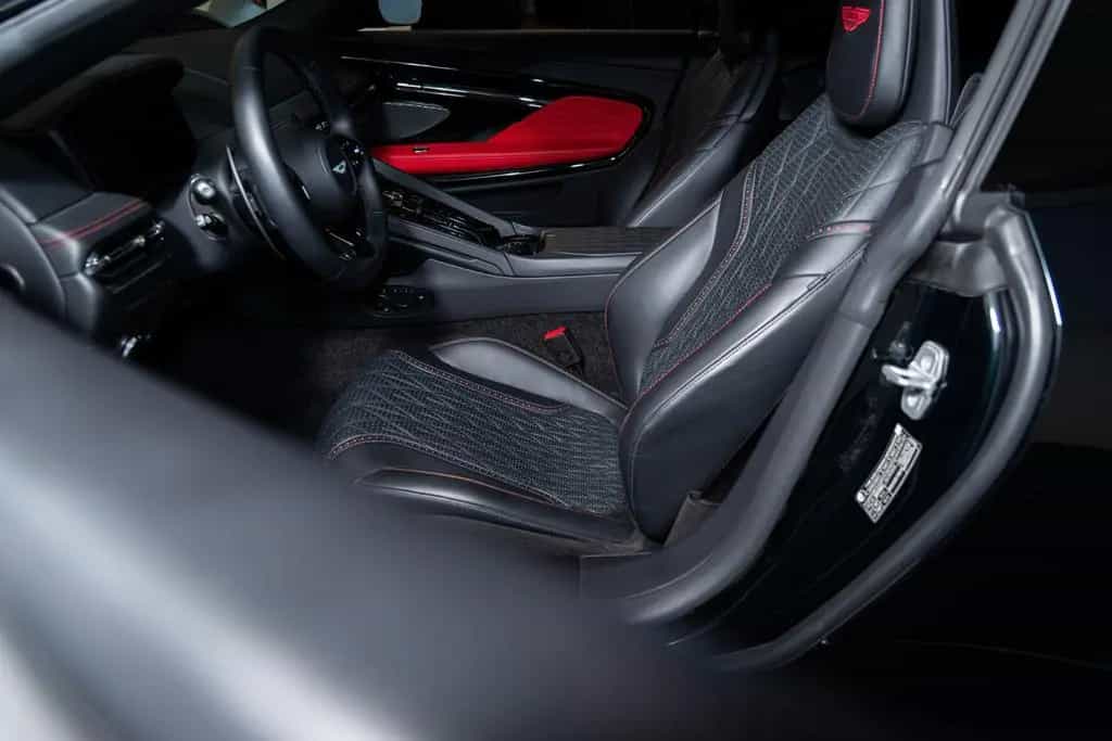 Aston Martin DB12 4.0 V8 08/2025-photo-39
