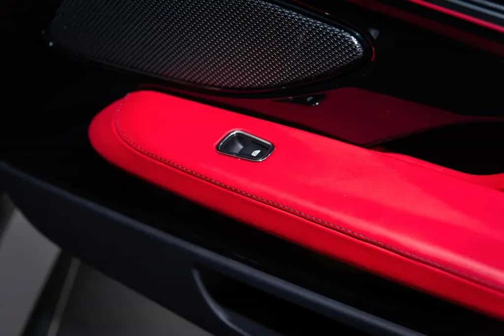 Aston Martin DB12 4.0 V8 08/2025-photo-41