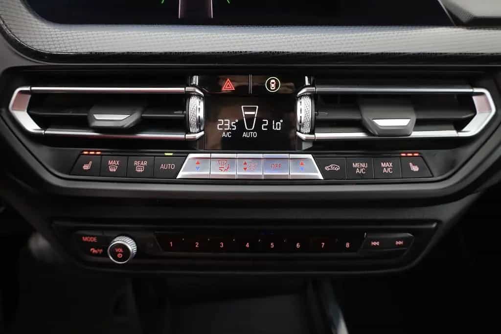 BMW 118 dA Sport Line LED Navi DAB Teilleder Sitzhzg. 07/2020-photo-11