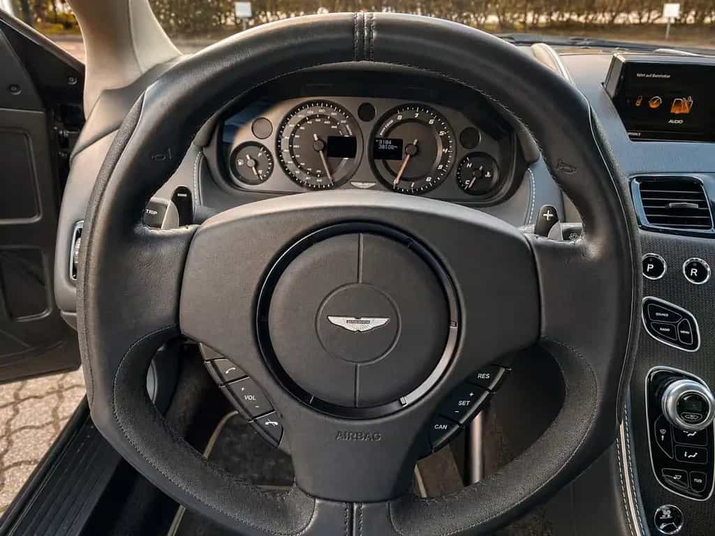 Aston Martin DB9 GT Coupe 04/2016-photo-11