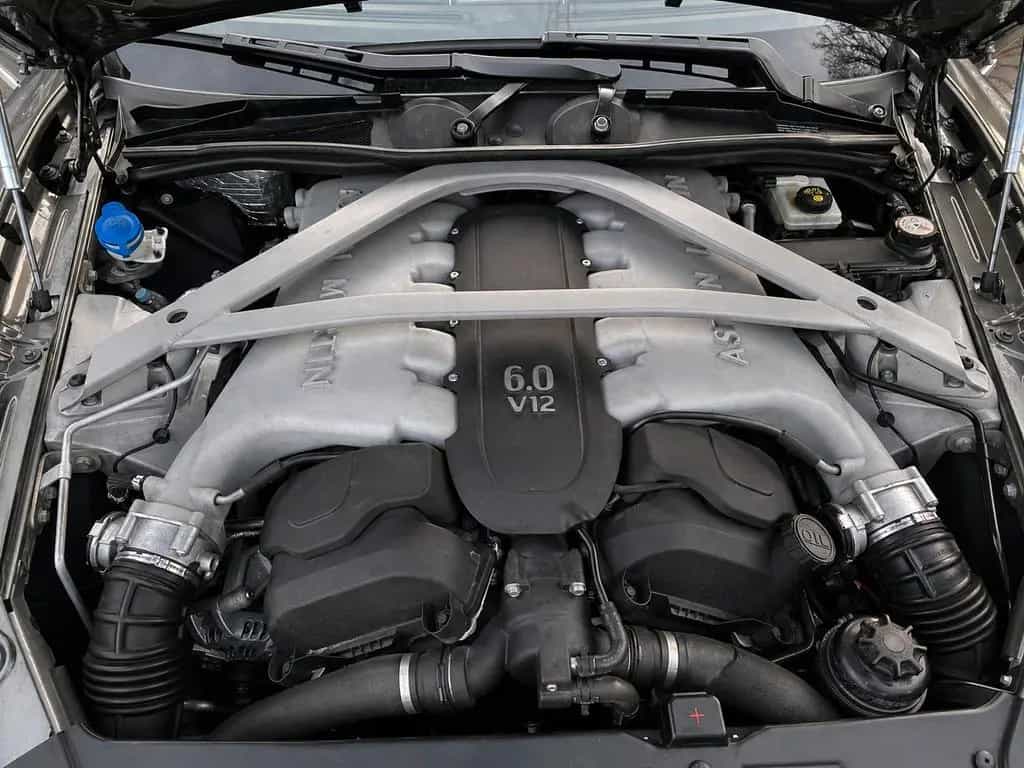 Aston Martin DB9 GT Coupe 04/2016-photo-13