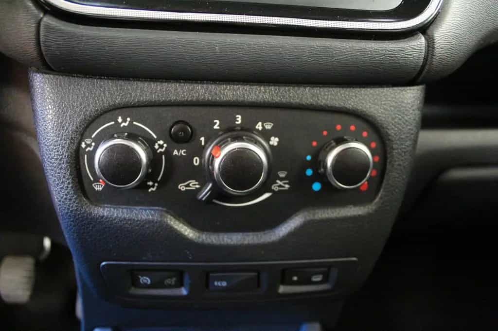 Dacia Lodgy TCe 130 Stepway **Navi*7 Sitze*Techroad 02/2020-photo-36