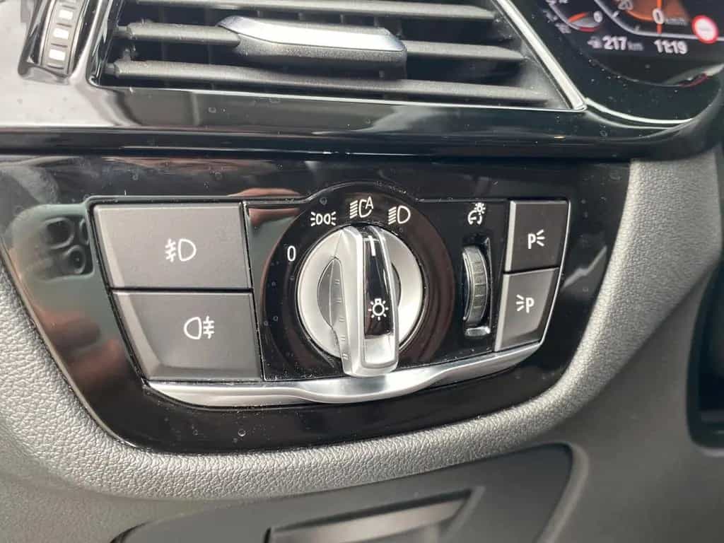 BMW 520 d Touring Aut. Sport Line*Stand*Pano*LED*AHK* 12/2019-photo-23