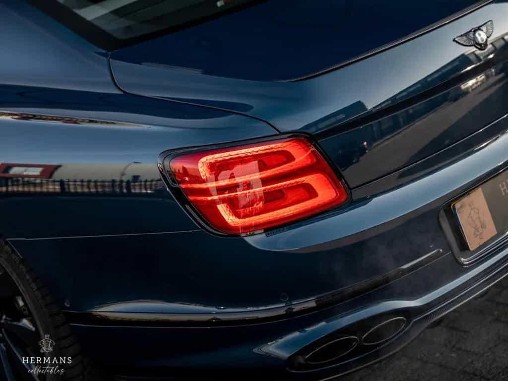 Bentley Flying Spur 4.0 V8 1st Edition / Mulliner / Blac 04/2021-photo-11