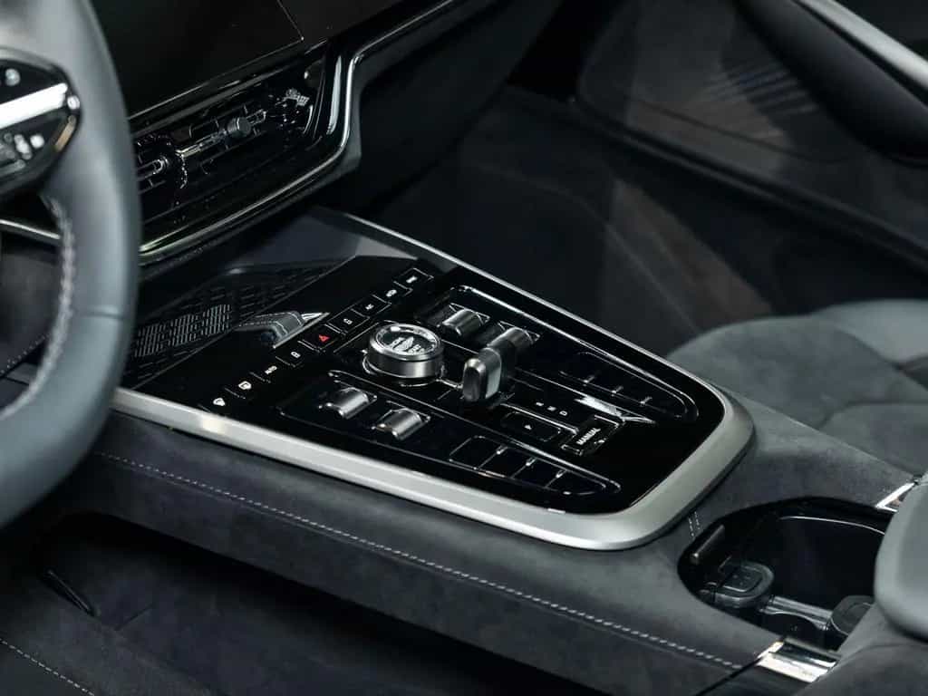 Aston Martin DBX S | Tow Park | Remote Park Heat 03/2026-photo-6