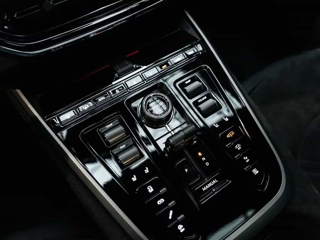 Aston Martin DBX S | Tow Park | Remote Park Heat 03/2026-photo-8