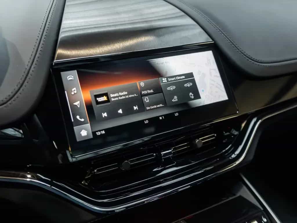 Aston Martin DBX S | Tow Park | Remote Park Heat 03/2026-photo-9
